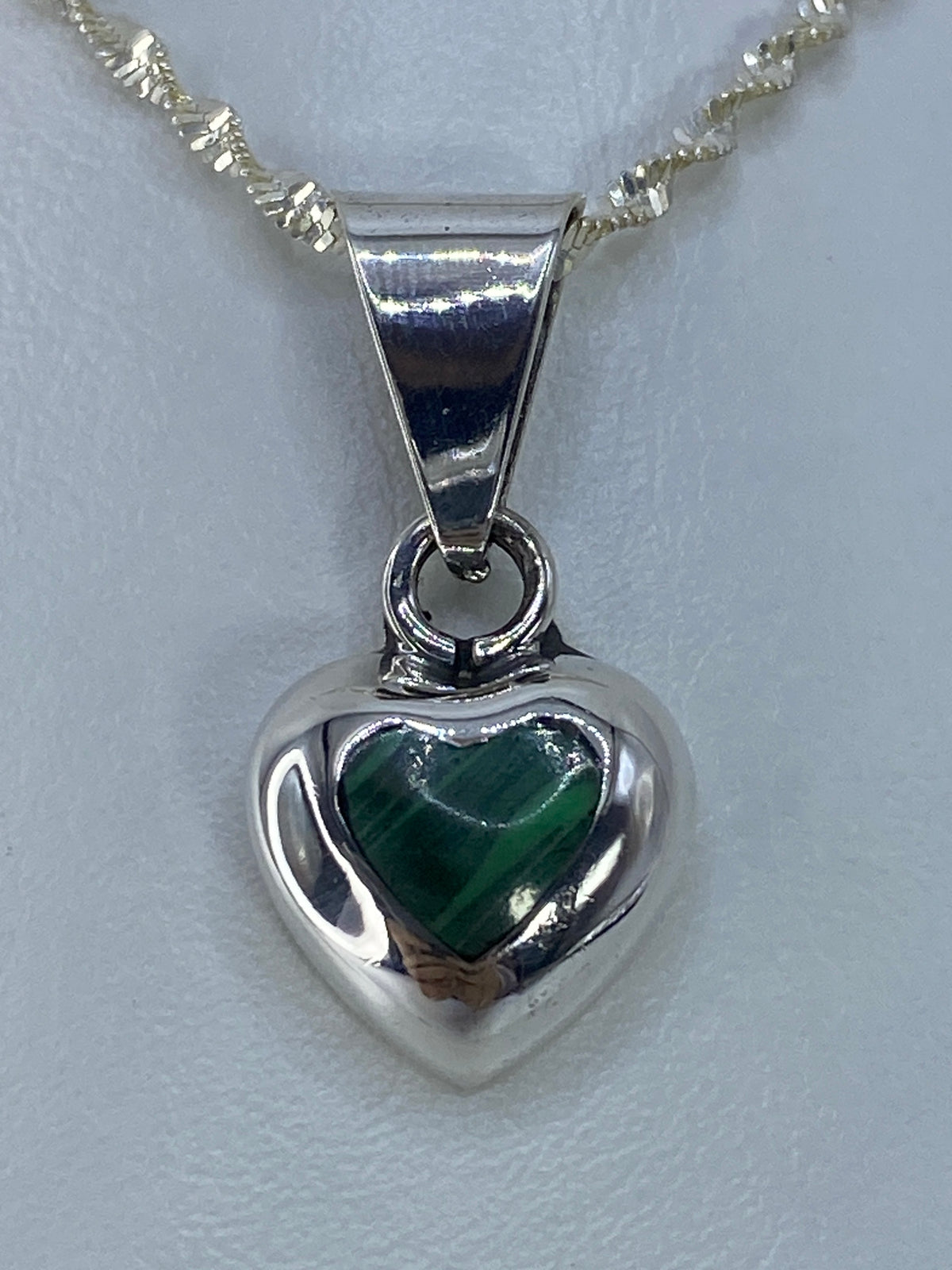 Dije corazón de plata 925 con piedra verde engastada, colgante en cadena
