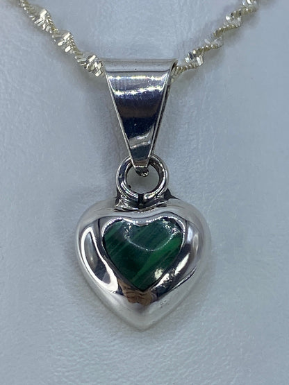Dije corazón de plata 925 con piedra verde engastada, colgante en cadena