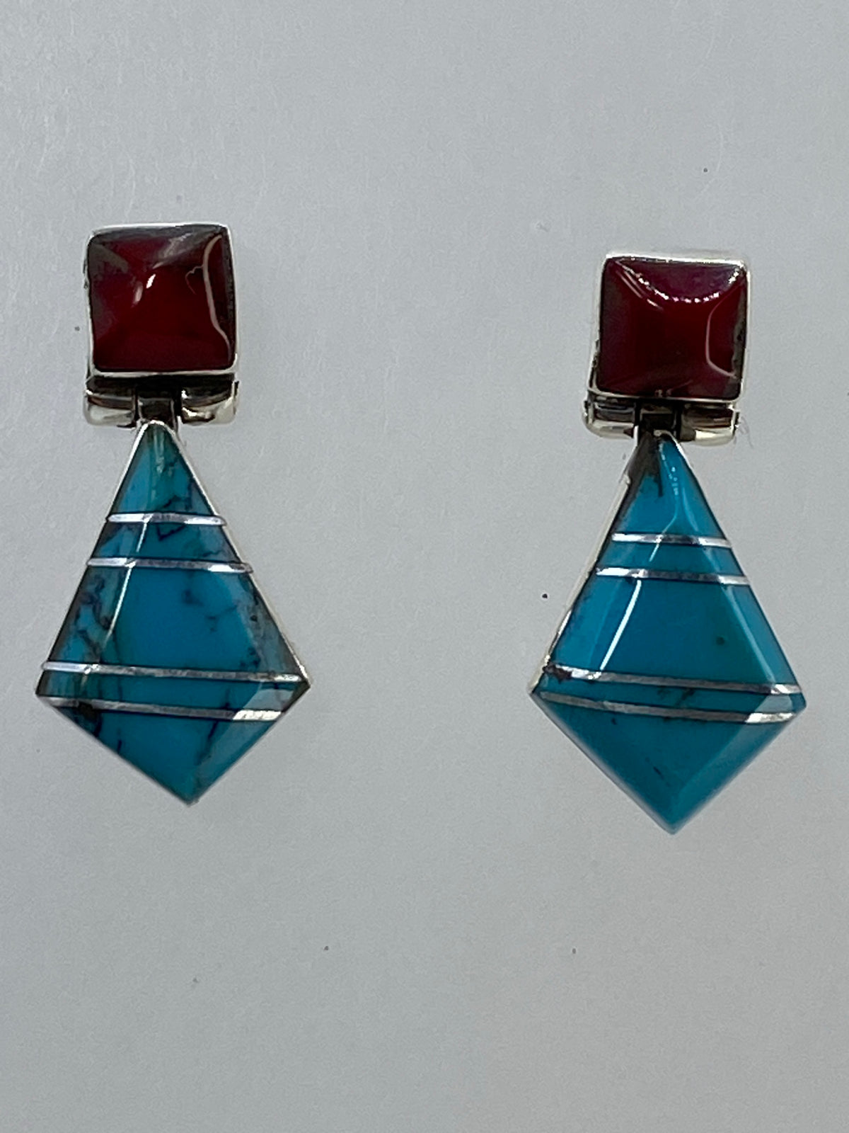 Par de aretes de plata con turquesa azul y coral rojo, engaste geométrico de Taxco