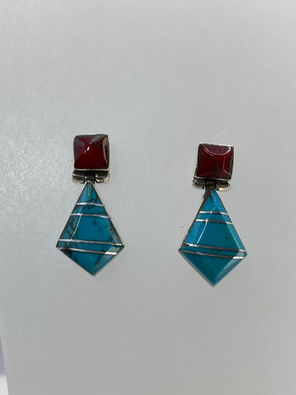 Detalle frontal: cuadrado de coral rojo superior, pirámide de turquesa azul inferior
