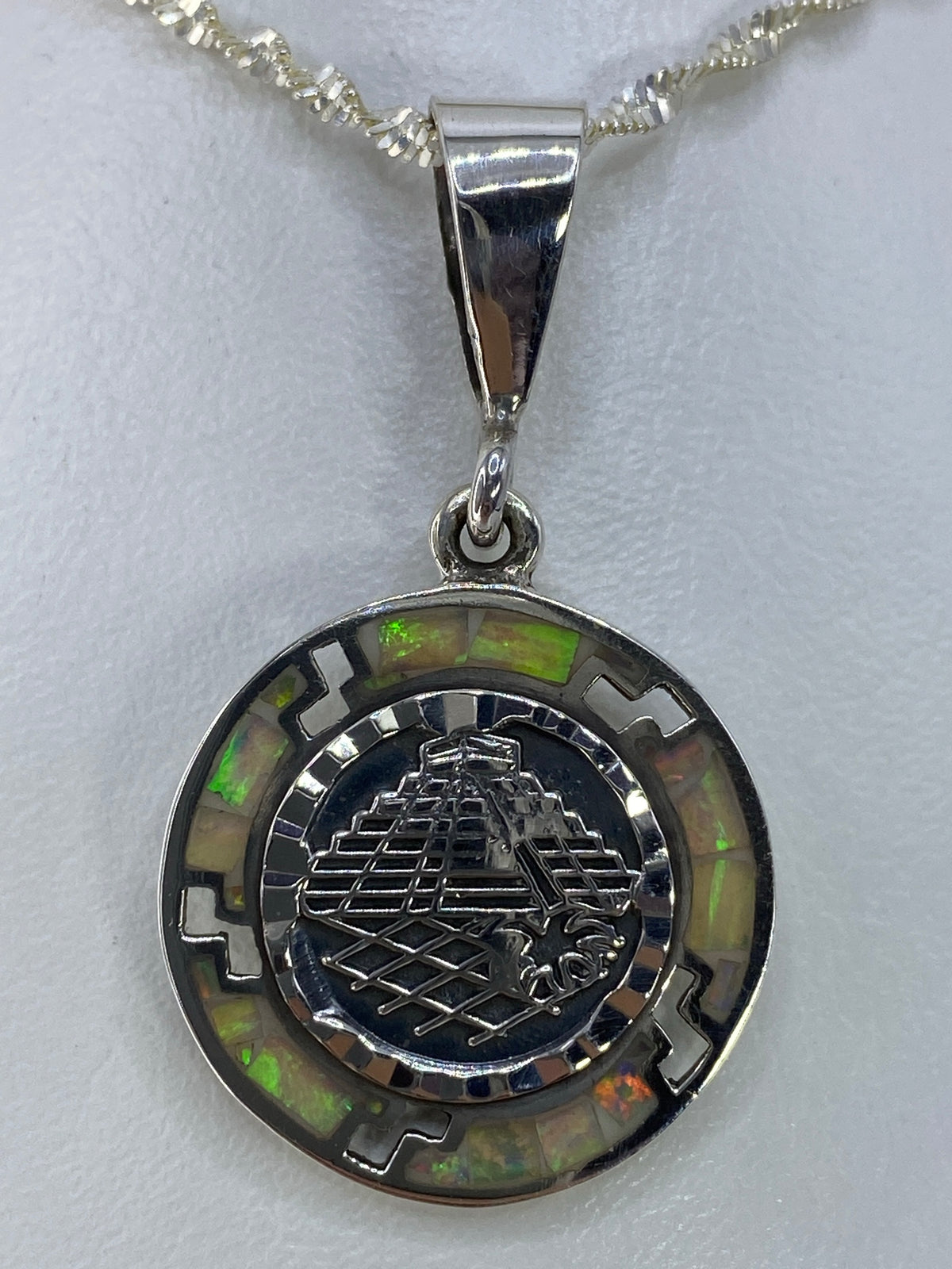 Dije de plata 950 con ópalo de fuego multicolor, forma de Pirámide del Sol prehispánica, sobre cadena de plata