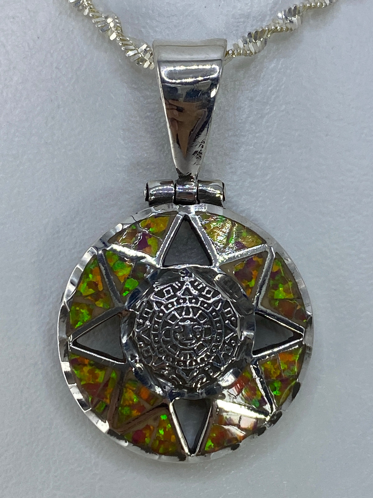 Dije Calendario Azteca de plata 950 con ópalo de fuego multicolor engastado