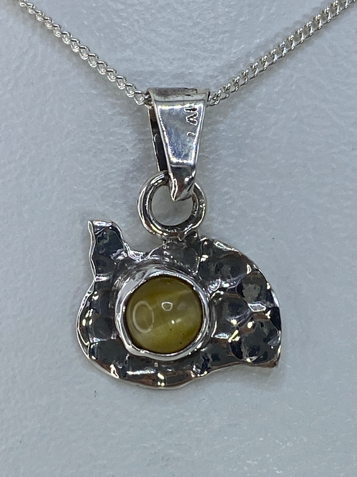 Dije de plata 925 con Ojo de Gato dorado verdoso, visto en cadena de plata
