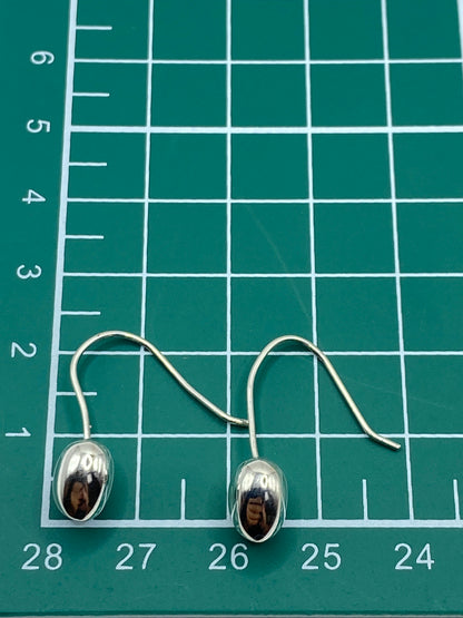 Detalle del gancho de plata y el pulido brillante de los aretes de corazón