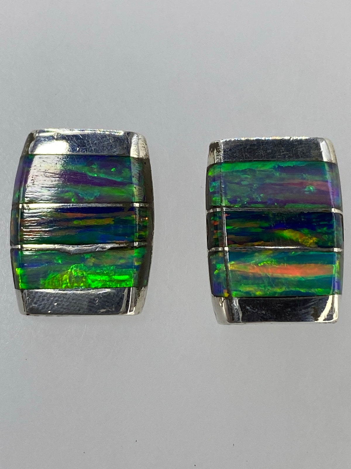 Aretes engastados a mano, Quinto 950 visible en la base de cada piedra