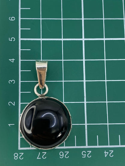 Reverso del dije con el Quinto 925 grabado en la plata