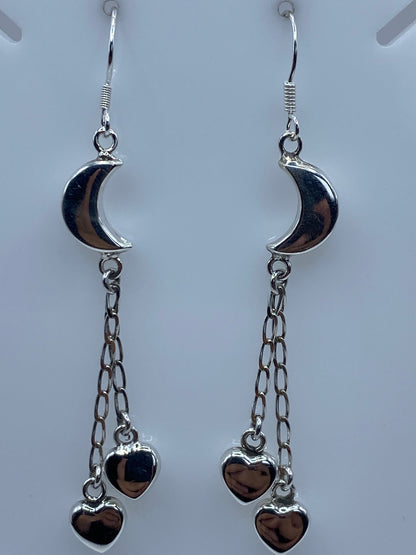 Aretes puestos mostrando el movimiento de los corazones colgantes
