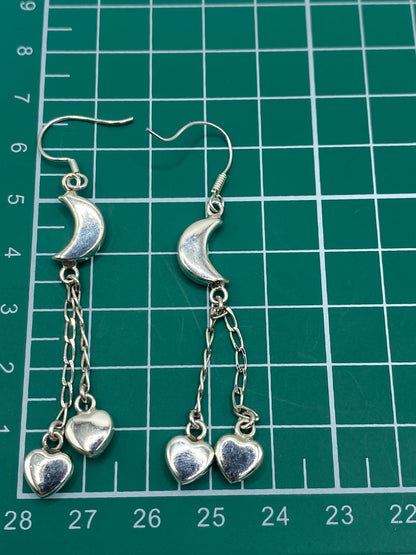 Medida en regla: aretes de 6.6 cm de largo sin el gancho