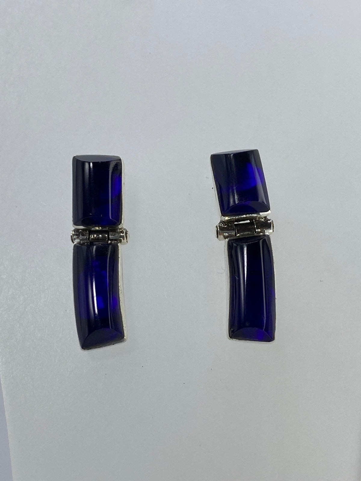 Detalle del engaste a mano de la piedra azul en los aretes