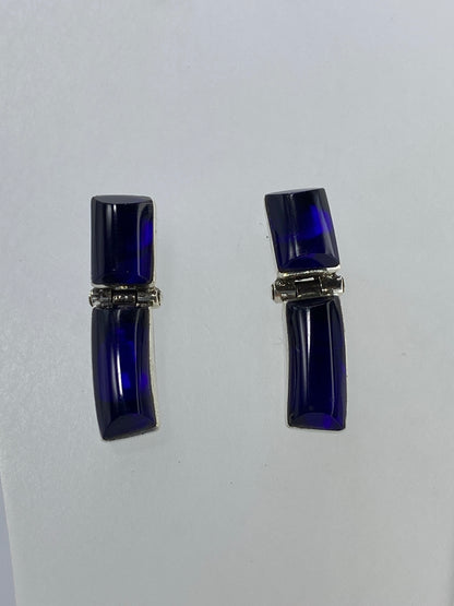 Detalle del engaste a mano de la piedra azul en los aretes