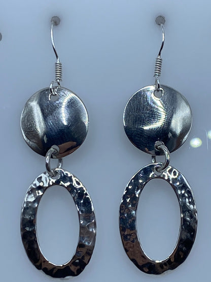 Detalle del relieve y textura del repujado en los aretes de plata