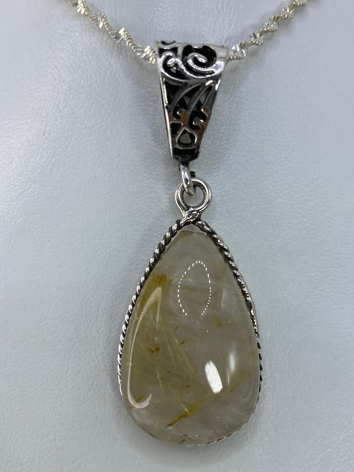 Detalle del engaste a mano en plata 925 alrededor de la piedra