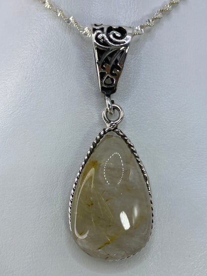 Detalle del engaste a mano en plata 925 alrededor de la piedra