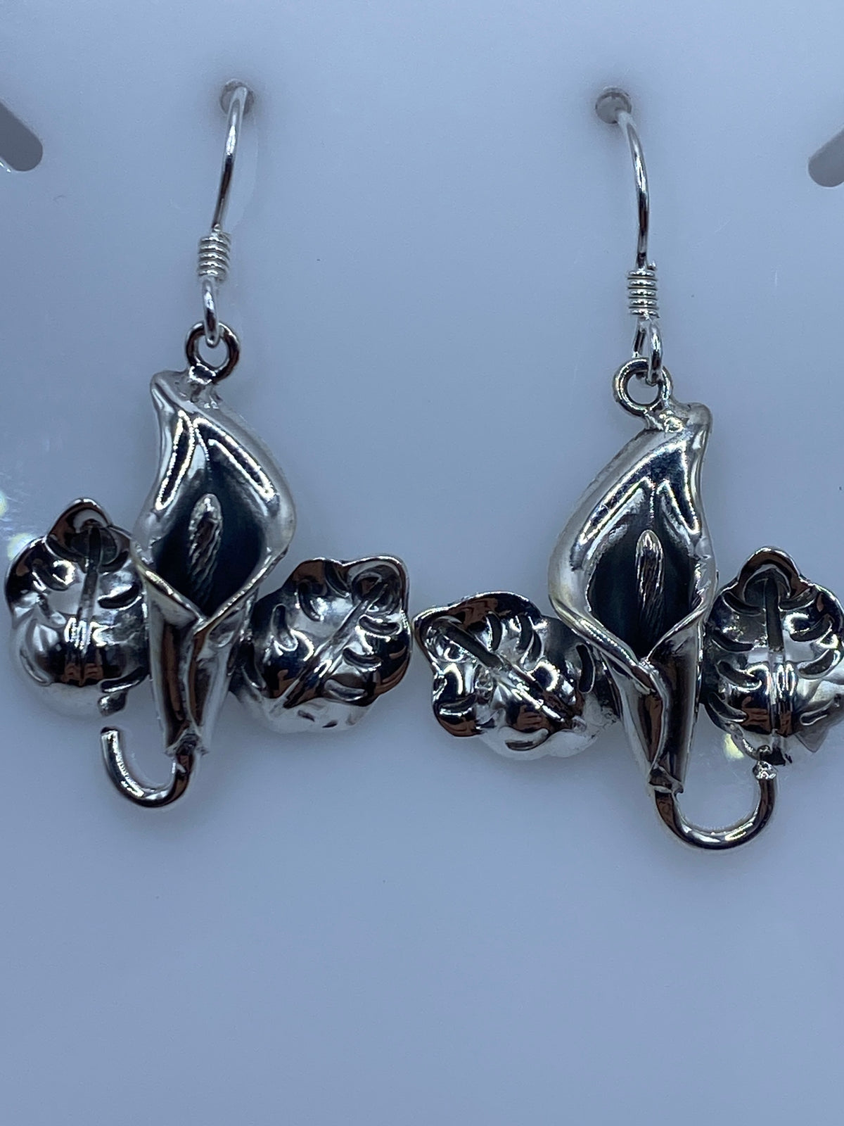 Detalle del repujado en los pétalos, técnica de Taxco, plata 925