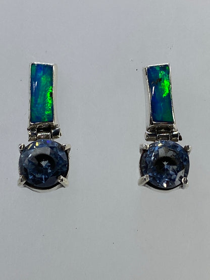 Par de aretes de plata con ópalo de fuego multicolor y circonia azul en engaste a mano