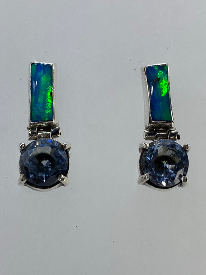 Detalle del engaste manual y la base de plata de los aretes