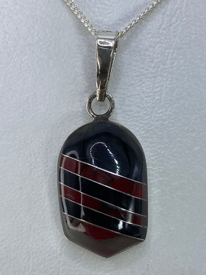 Dije de plata 925 con piedras multicolor engastadas, colgando de una cadena