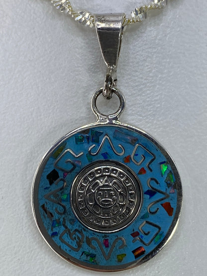 Vista frontal del dije — 3.5 cm de diámetro, ópalo con reflejos rojo verde azul