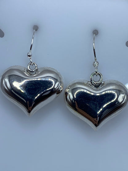 Par de aretes de plata cartoneados en forma de corazón, brillantes y macizos