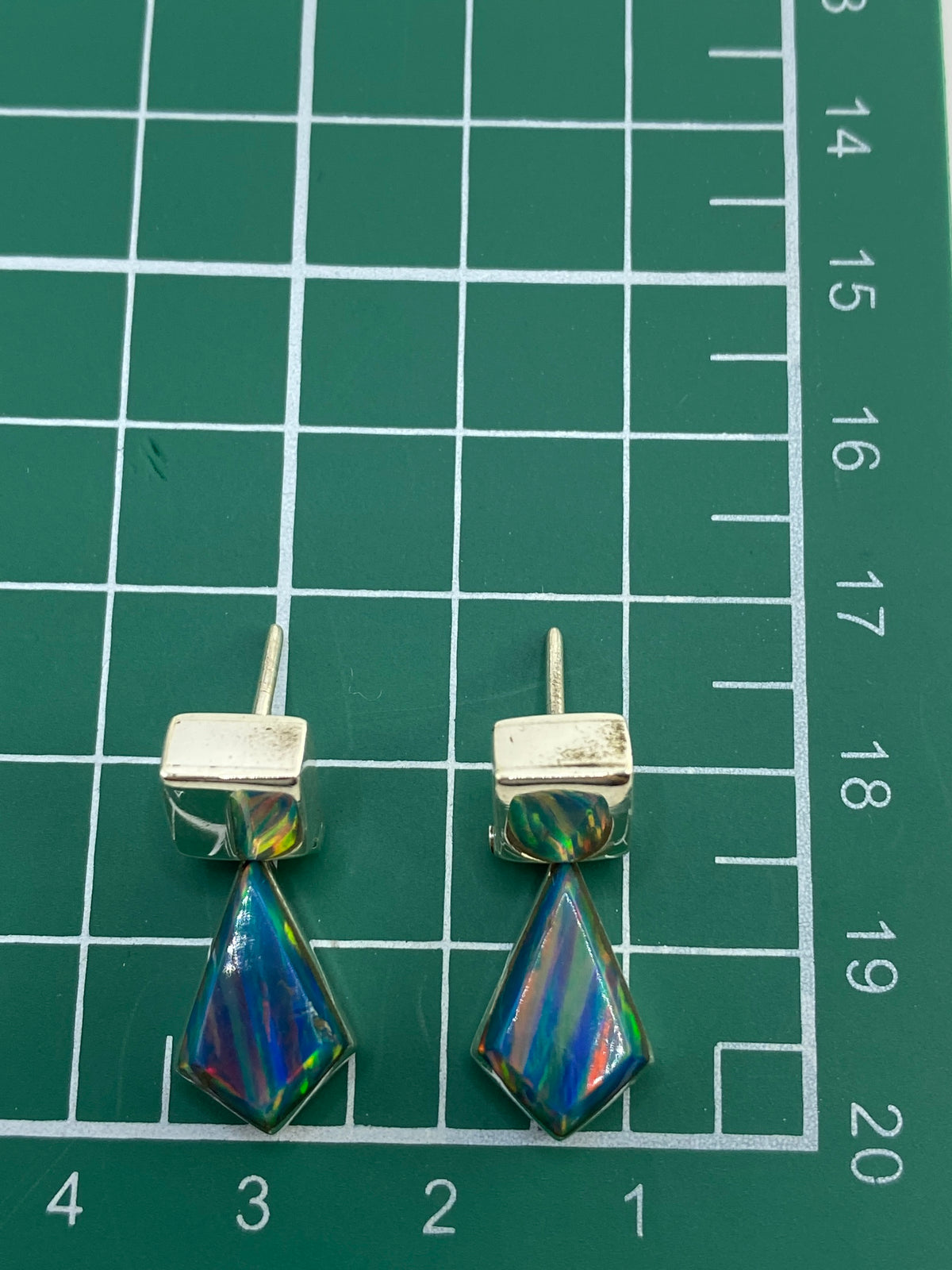 Aretes de plata 950 con Quinto visible, mostrando el cierre de poste con tuerca