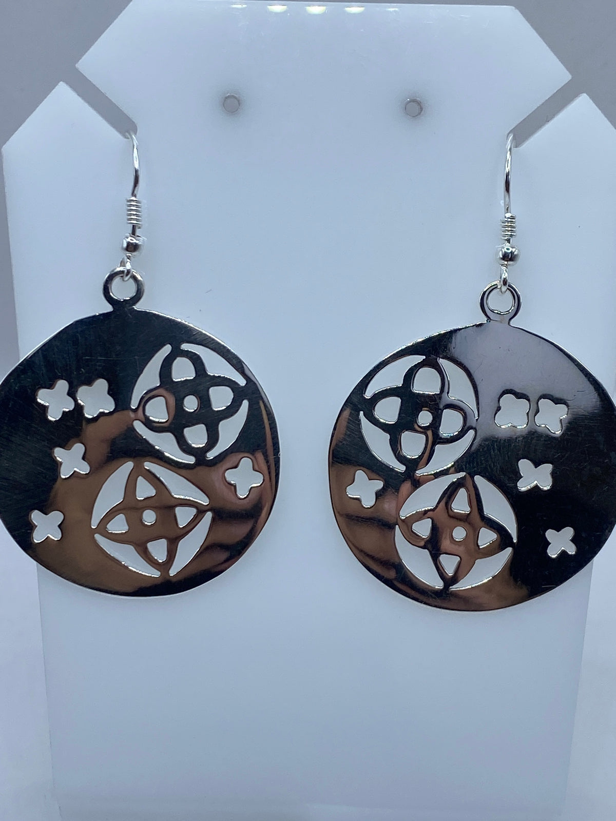 Par de aretes de plata calado con motivo geométrico nudo de bruja