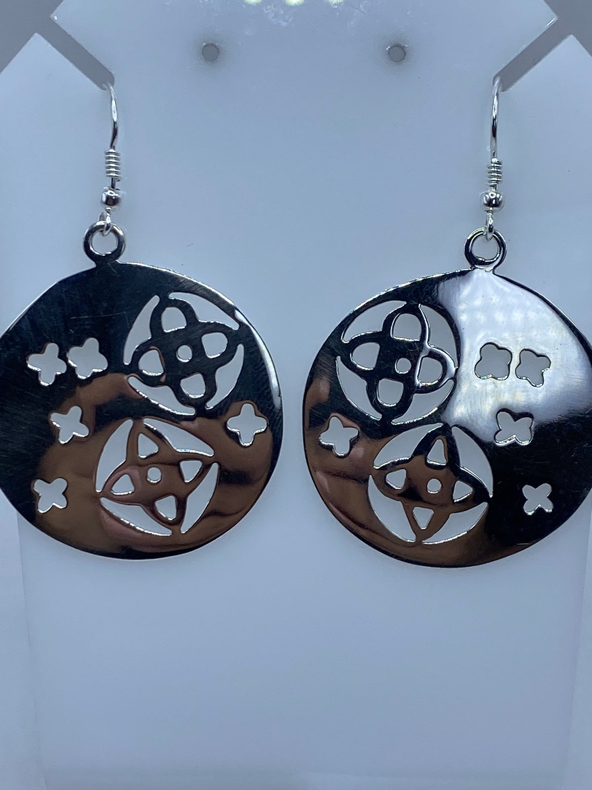 Aretes de plata calado sobre regla de medición mostrando largo de 5.6 cm