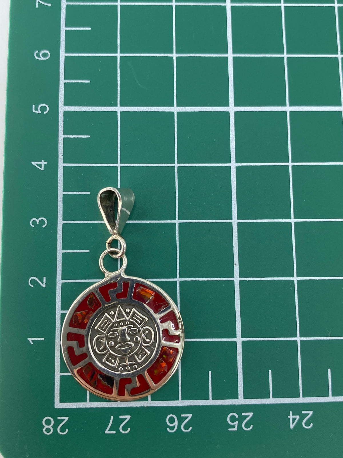 Dije de 3.5 cm sobre regla de medida, comparación de escala de tamaño