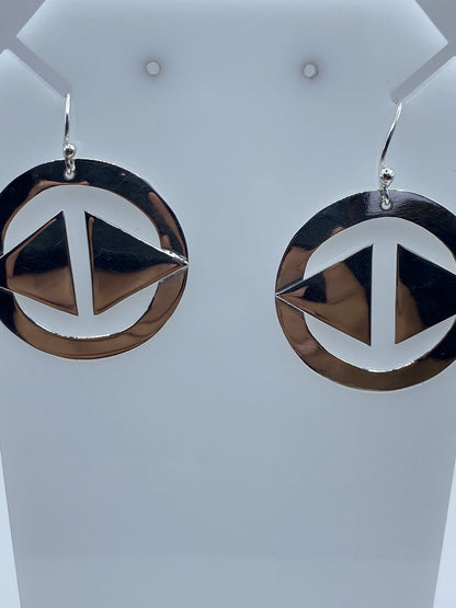 Par de aretes de plata 925 en calado con triángulos geométricos dentro de círculo