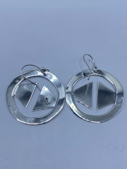 Medida de los aretes en regla: 4.3 cm de largo