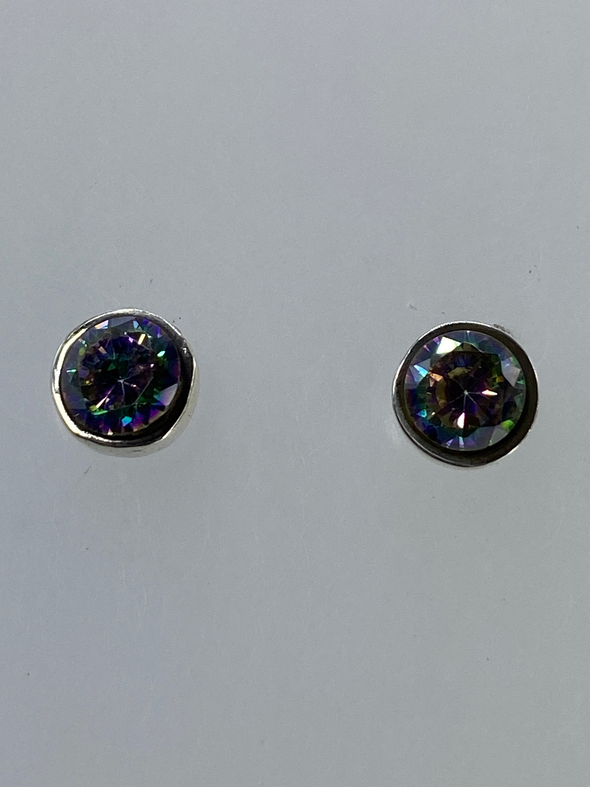 Par de aretes de plata con circonia multicolor que refleja tonos azul, rosa y verde