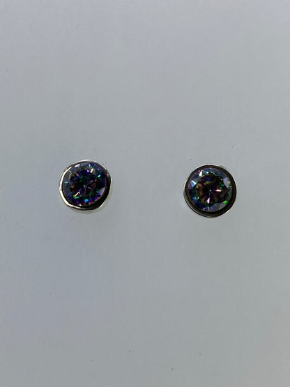 Aretes vistos de frente mostrando el brillo de las circonias multicolor engastadas
