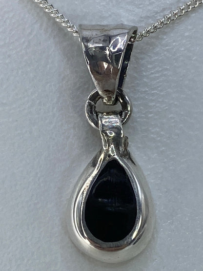 Detalle del engaste a mano de la piedra negra en plata 925