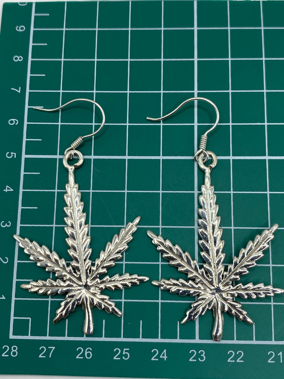 Aretes sobre fondo blanco con el sello de plata 925 visible