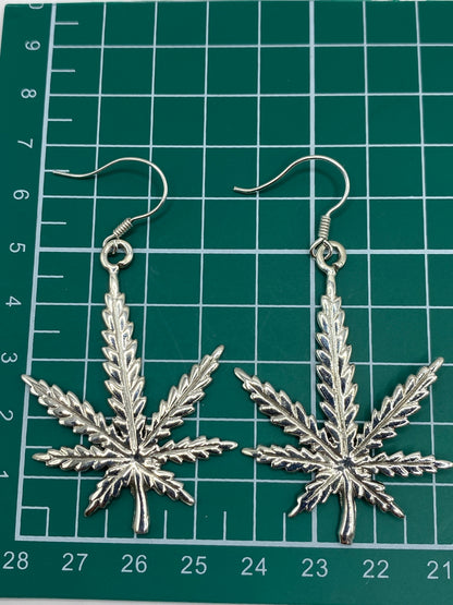 Aretes sobre fondo blanco con el sello de plata 925 visible