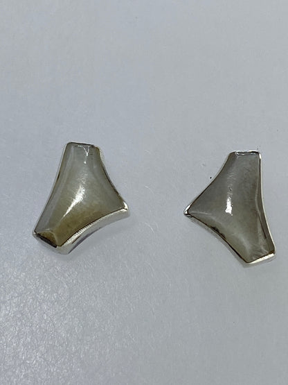 Par de aretes de plata con cuarzo blanco engastado, diseño geométrico minimalista