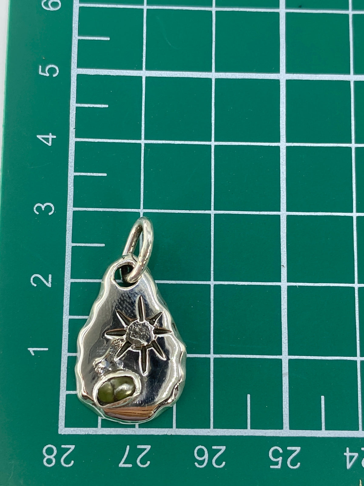 Reverso del dije mostrando Quinto 925 impreso en plata