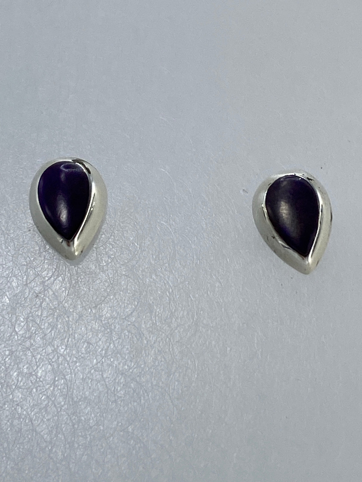 Par de aretes de plata 925 con piedra morada redonda, forma de gota