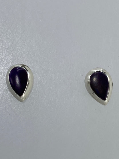 Aretes sobre fondo blanco con el Quinto 925 visible