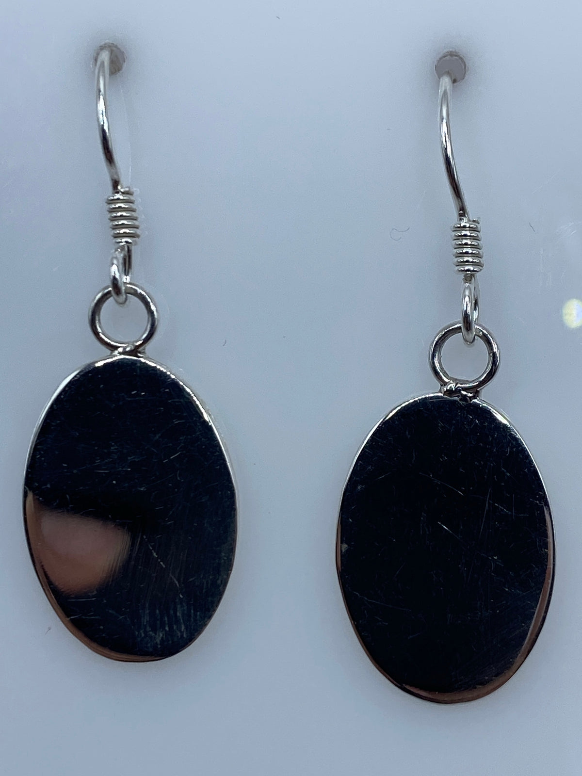 Aretes colocados en la oreja demostrando proporción y ligereza