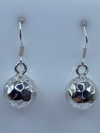 Par de aretes de plata 925 con esferas facetadas, colgando de ganchos de plata