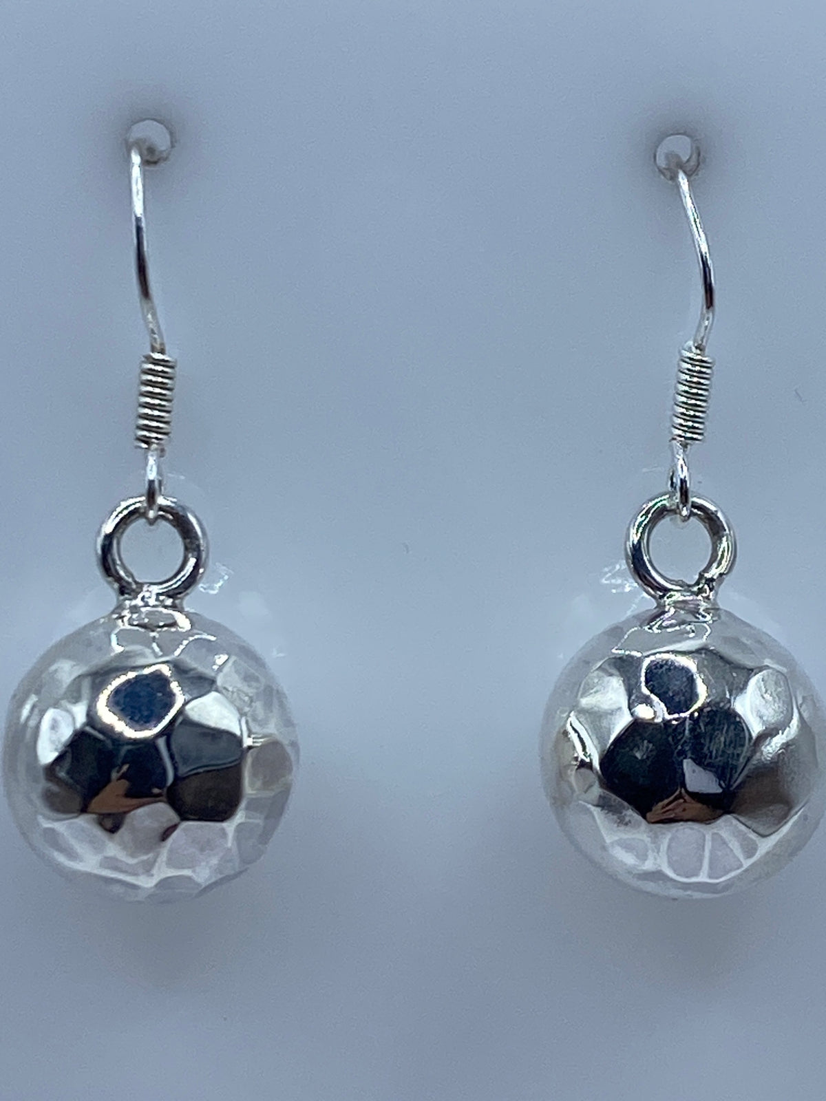 Aretes sobre escala de precisión mostrando 2.8 cm de largo