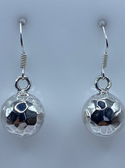 Aretes sobre escala de precisión mostrando 2.8 cm de largo