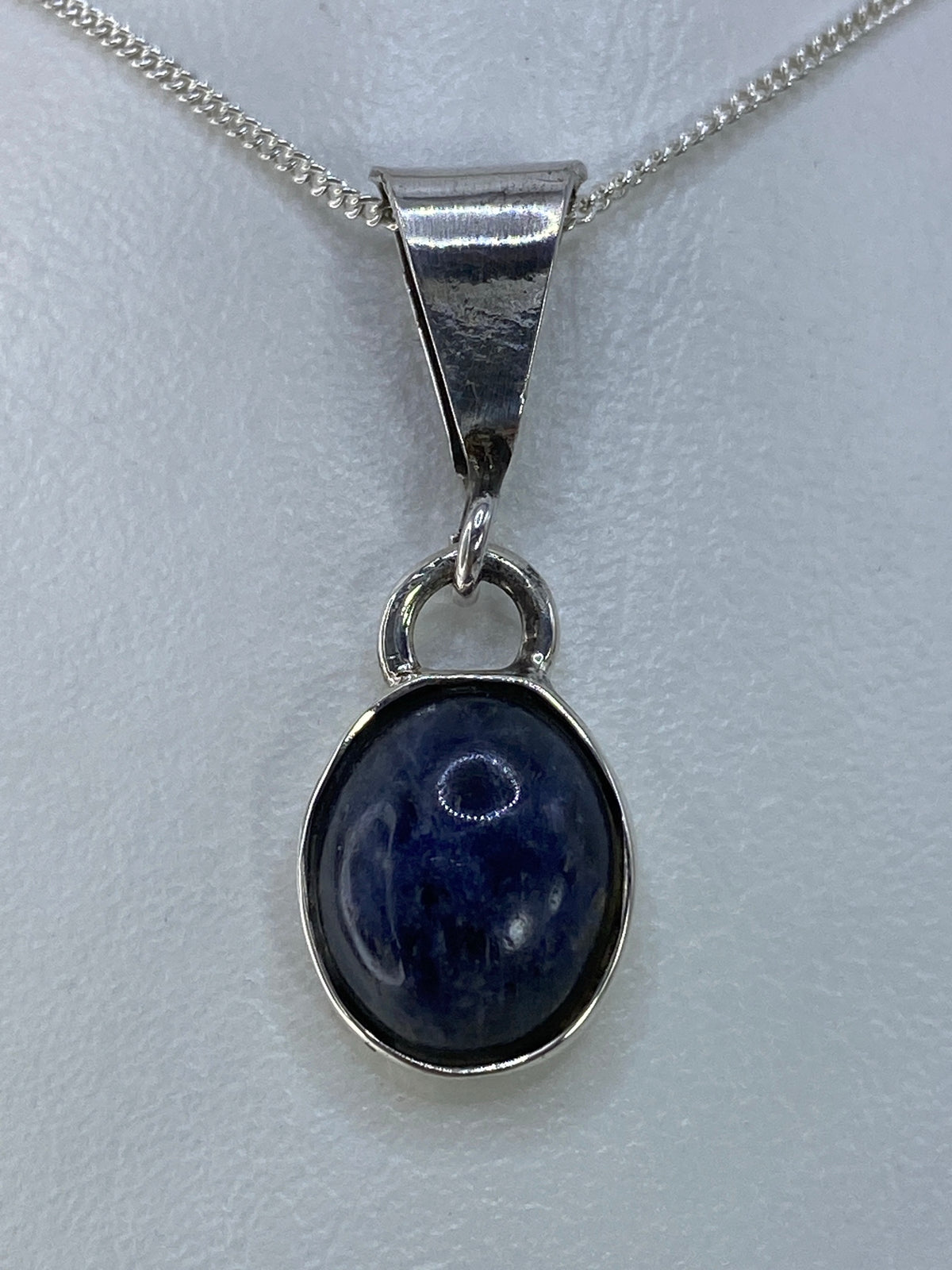 Detalle de la piedra azul engastada a mano en plata 925
