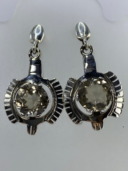 Par de aretes de plata 950 con circonia cristalina en diseño geométrico radial