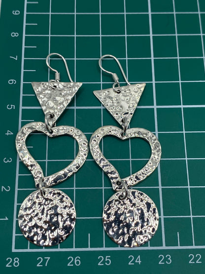 Aretes completos de 7.3 cm con gancho de plata en fondo blanco