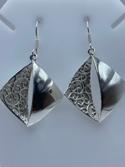 Par de aretes de plata 925 con diseño combinado calado y volumen 3D asimétrico