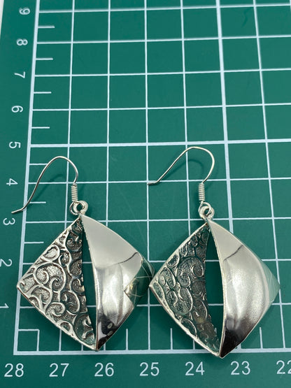 Aretes puestos mostrando movimiento y reflejo de luz en el calado