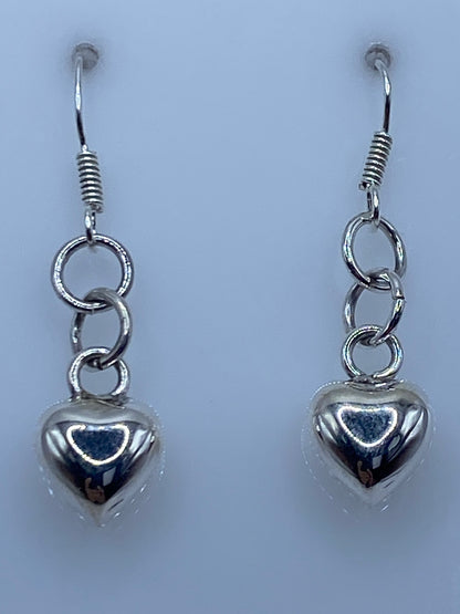 Par de aretes de plata 925 con forma de corazón cartoneado, gancho de plata, sobre fondo blanco