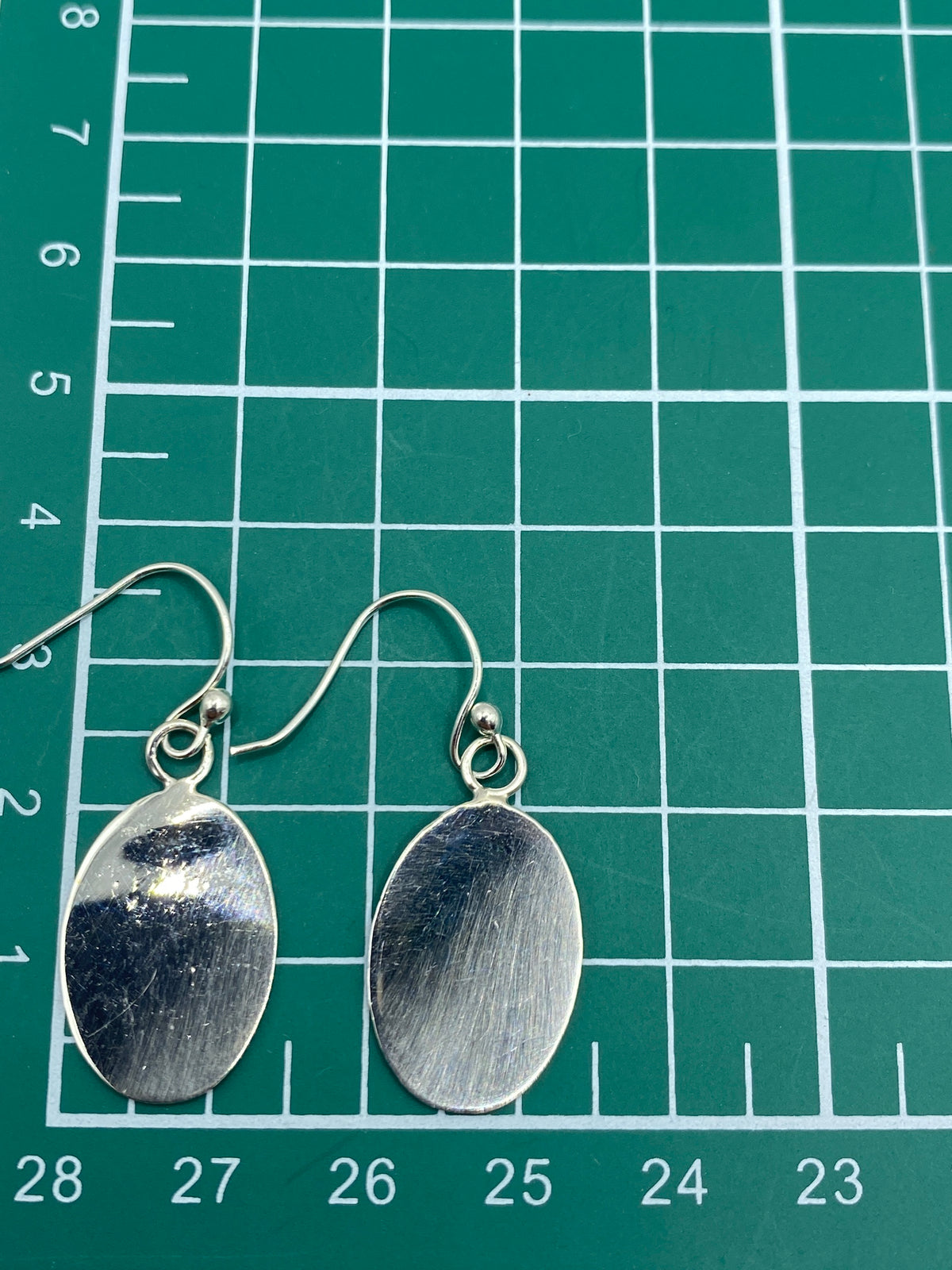 Aretes de plata en estuche de presentación, listos para regalar