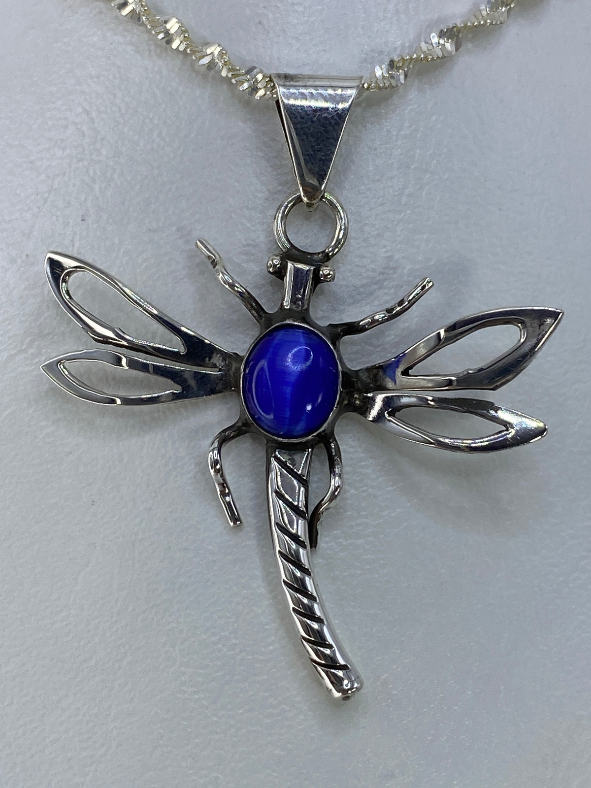 Dije libélula de plata 925 con piedra Ojo de Gato azul, alas caladas y engaste artesanal